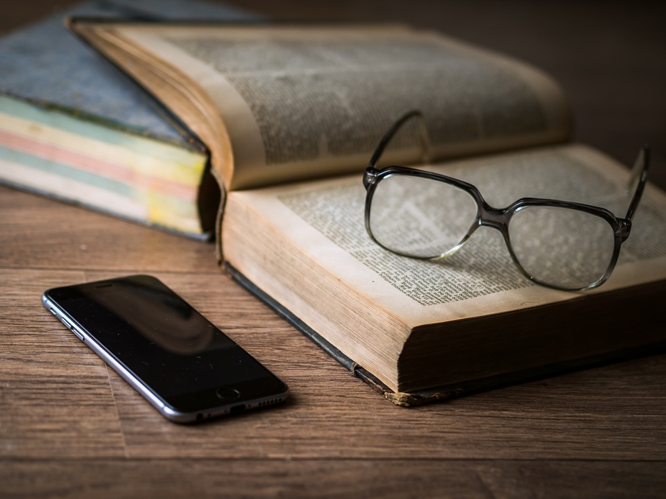 Briller telefon og bog
